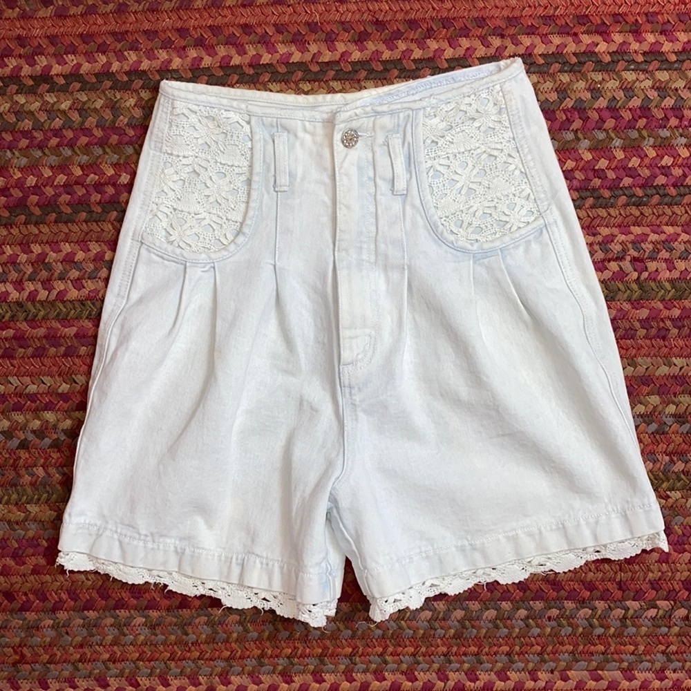 VINTAGE NUOVO HIGH RISE DAINTY MOM LIGHT WASH LACE SHORTS
